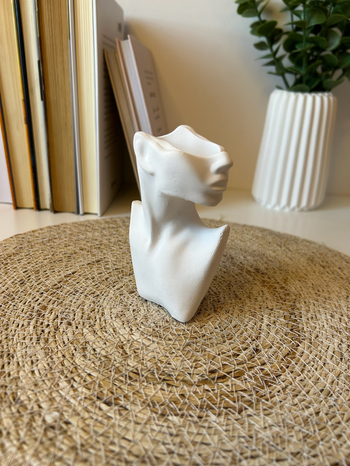 Jarrón presencia de mujer